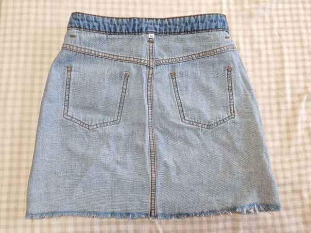 Minifalda vaquera bordada Fórmula Joven. Talla 36