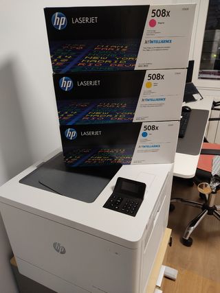 HP Color LaserJet M553 + 7 cartuchos (3 nuevos)