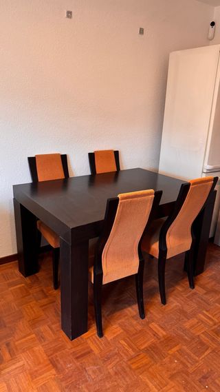 Mesa de comedor extensible y 4 sillas.