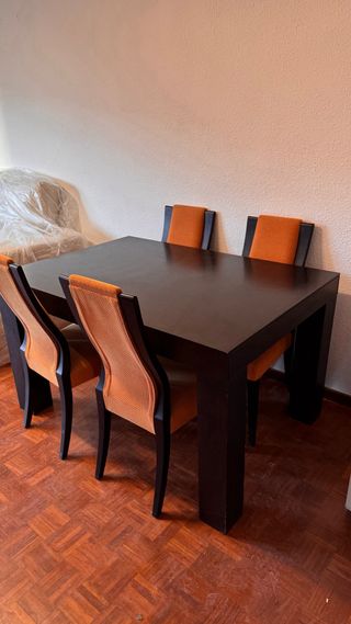 Mesa de comedor extensible y 4 sillas.