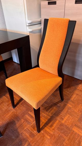 Mesa de comedor extensible y 4 sillas.