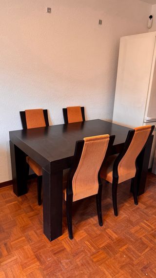 Mesa de comedor extensible y 4 sillas.