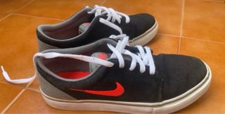 Zapatillas Nike grises y negras