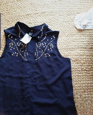 Blusa azul marino de tachuelas