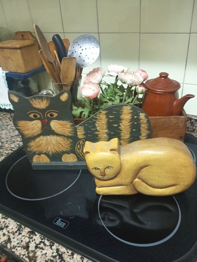 Coppia di gatti in legno dipinti a mano 17€