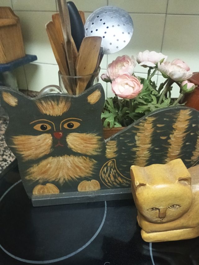 Coppia di gatti in legno dipinti a mano 17€