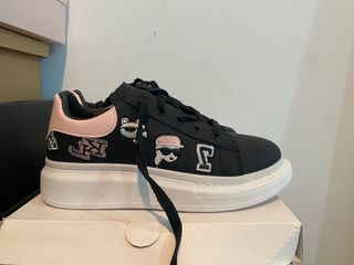 Zapatillas negras y rosas