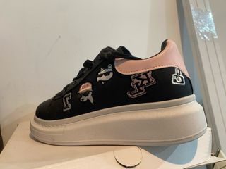 Zapatillas negras y rosas