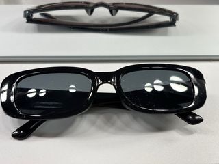 Gafas sol negras rectangulares