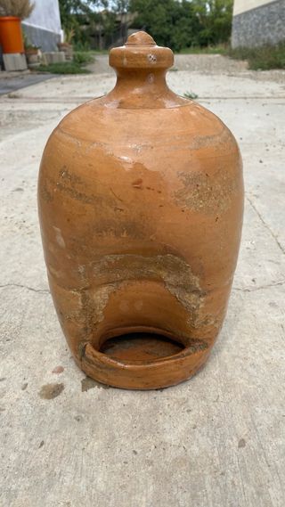 Bebedero antiguo de cerámica
