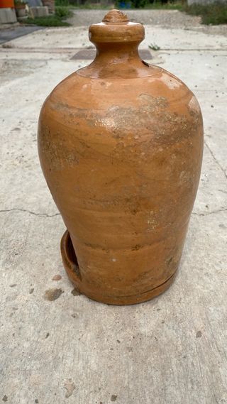 Bebedero antiguo de cerámica