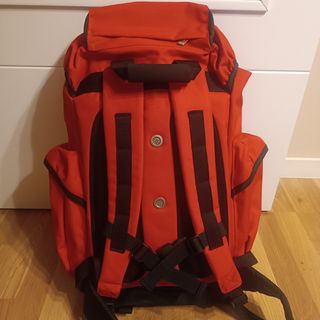 Mochila roja montaña