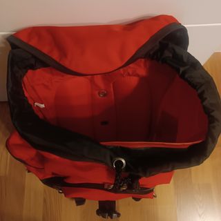 Mochila roja montaña
