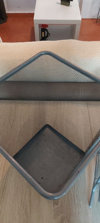 Papelera y bandeja metálicas