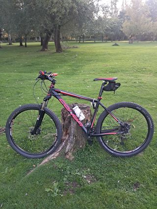 Bicicleta Conor 27.5" negra y roja