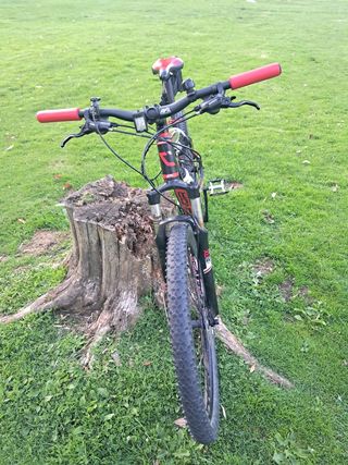 Bicicleta Conor 27.5" negra y roja