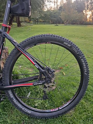 Bicicleta Conor 27.5" negra y roja