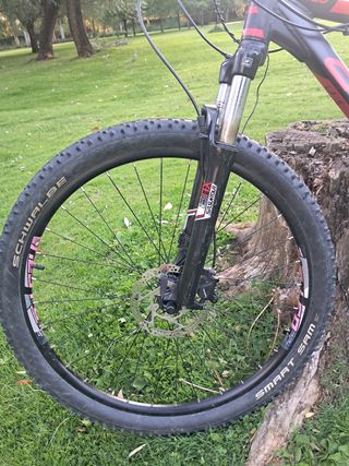 Bicicleta Conor 27.5" negra y roja