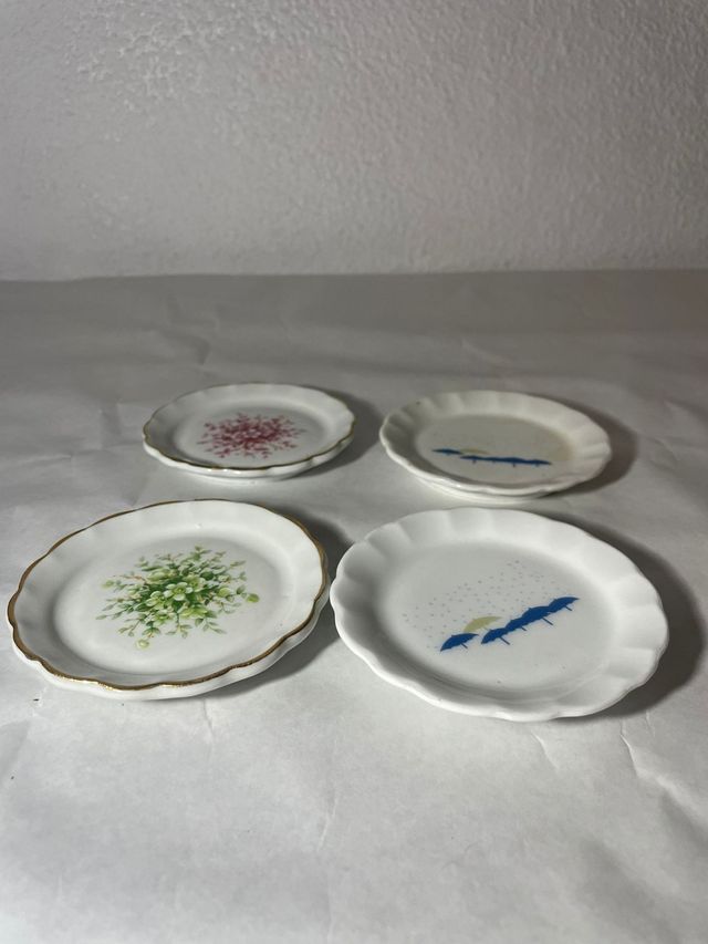 4 pratos de porcelana decorados