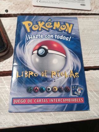 Lote Pokémon: 1 carta+2 postales+ libro reglas