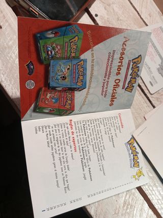 Lote Pokémon: 1 carta+2 postales+ libro reglas