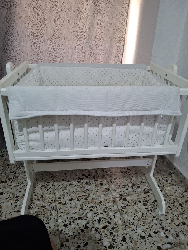 Cuna bebé blanca - mecedora