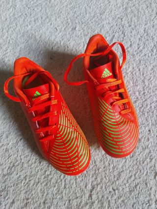 Botas fútbol niño. Adidas Predator. Talla 35.
