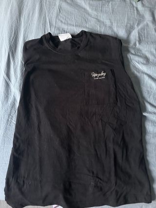 Camiseta negra manga larga.
New