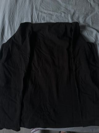 Camiseta negra manga larga.
New