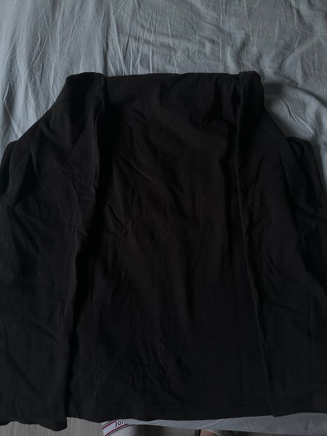 Camiseta negra manga larga. New