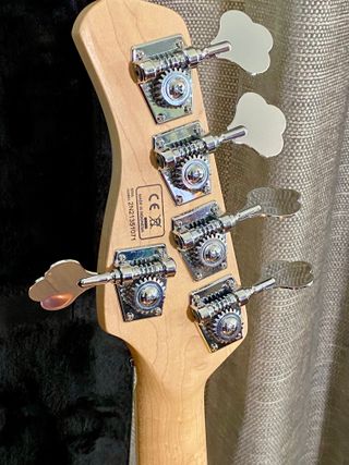 Bajo Sire V7 Fretless 2ª Gen