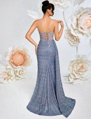 Vestido azul brillante, largo, con abertura
