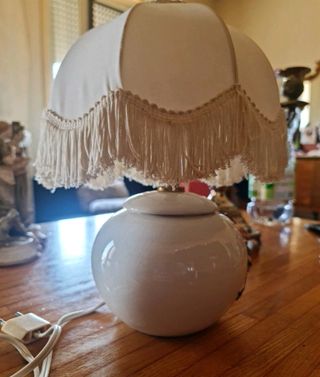 Lampada vintage bianca in porcellana