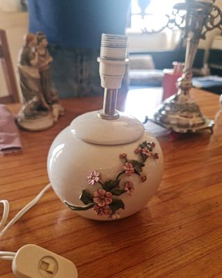 Lampada vintage bianca in porcellana