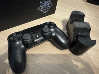 PS4, 1 mando, base de carga y 16 juegos