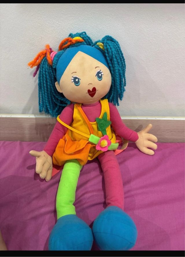 Muñeca Agathita colorida.