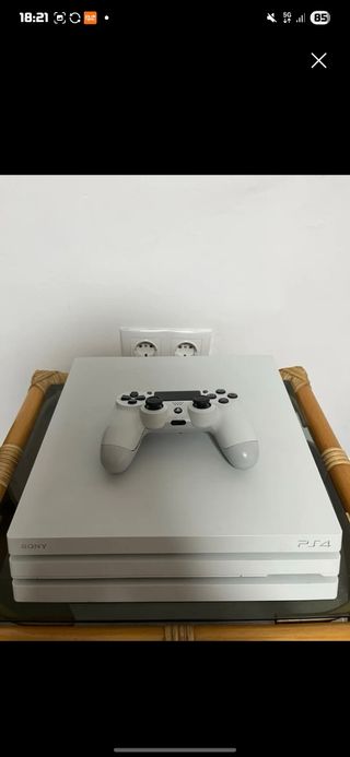 PS4 Pro Blanca - PlayStation 4
En muy buen estado.