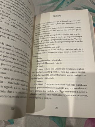 Enlazados / Attachments: A Novel (Spanish Edition)