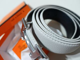 Cinturón Hermes blanco y plateado