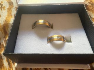 Conjunto de alianzas mujer y caballero