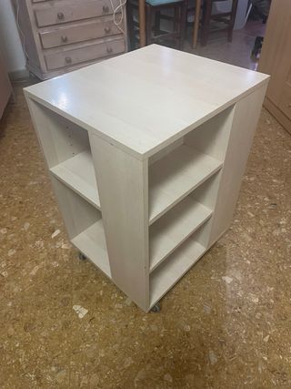 Mesa auxiliar beige con ruedas