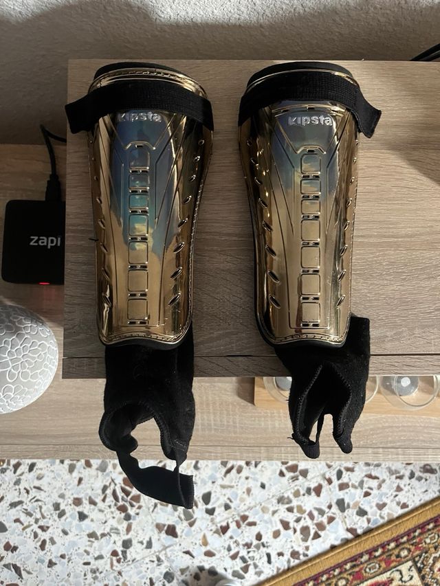 Espinilleras Kipsta doradas