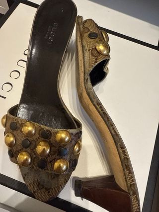 sandalias gucci con tachuelas - 38