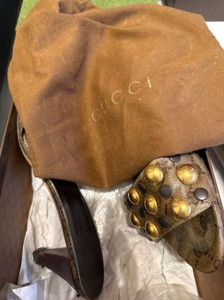 sandalias gucci con tachuelas - 38