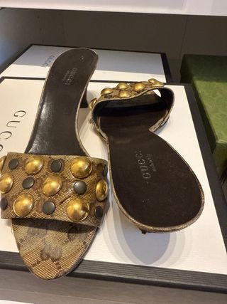 sandalias gucci con tachuelas - 38