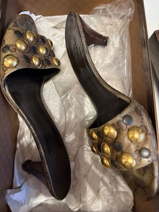 sandalias gucci con tachuelas - 38