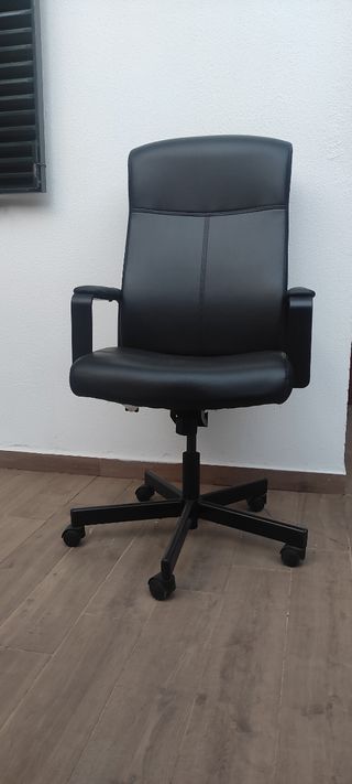 Sillón escritorio negro piel sintética.