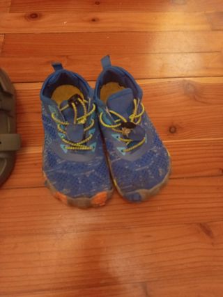 Zapatillas niño: fútbol, sandalias, agua