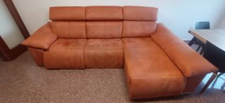 Sofá chaiselongue color teja . Posa pie eléctricos