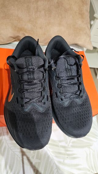 Zapatillas Nike Air Winflo 10 - Negras/Doradas